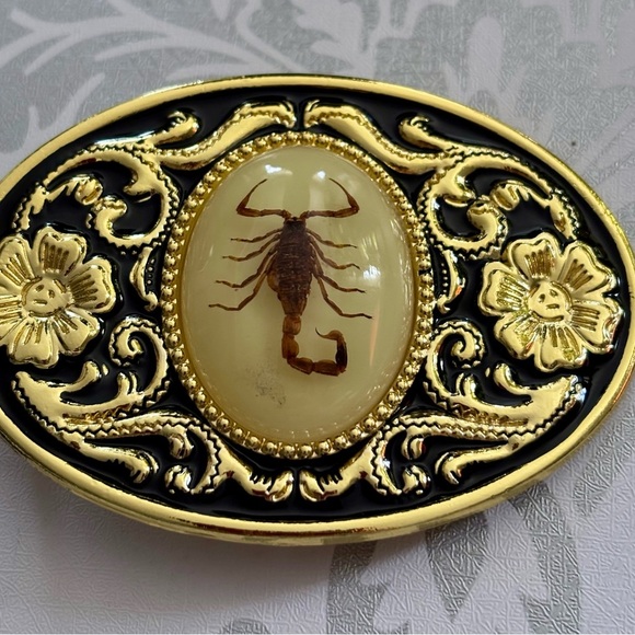 Gold tone belt buckle with scorpion design - Picture 5 of 7